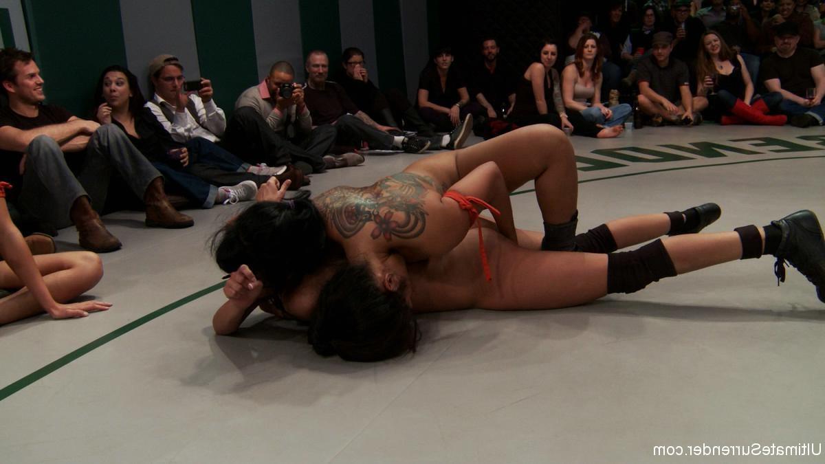 24P Real lesbian group wrestling in front of the live audience