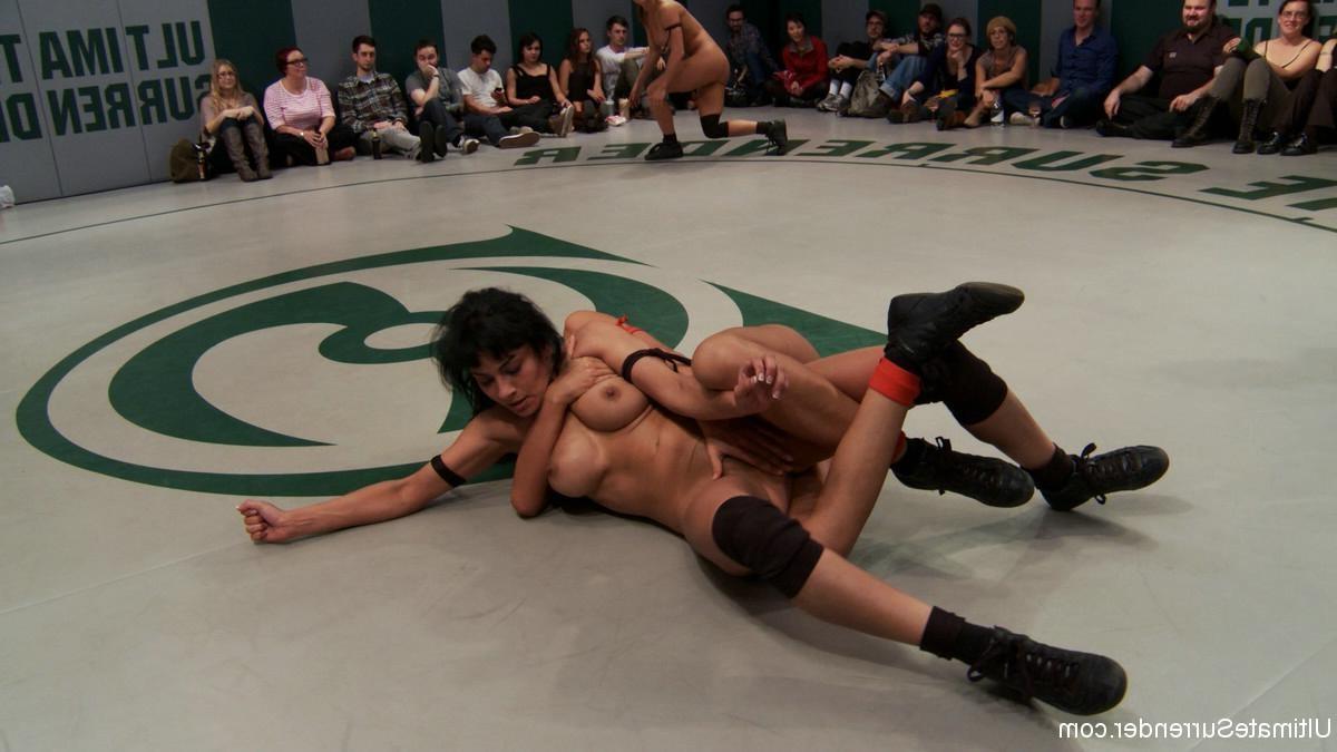 24P Real lesbian group wrestling in front of the live audience