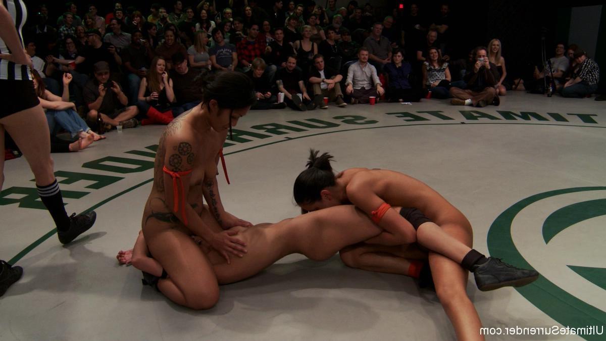 24P Real lesbian group wrestling in front of the live audience