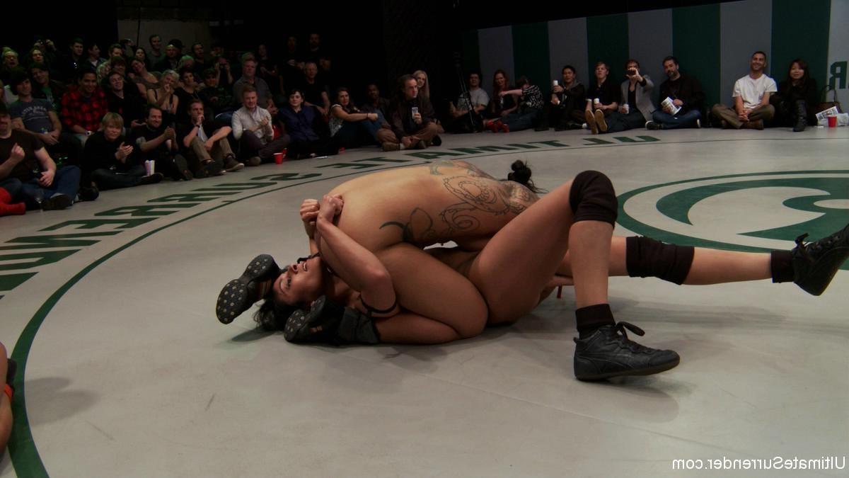 24P Real lesbian group wrestling in front of the live audience