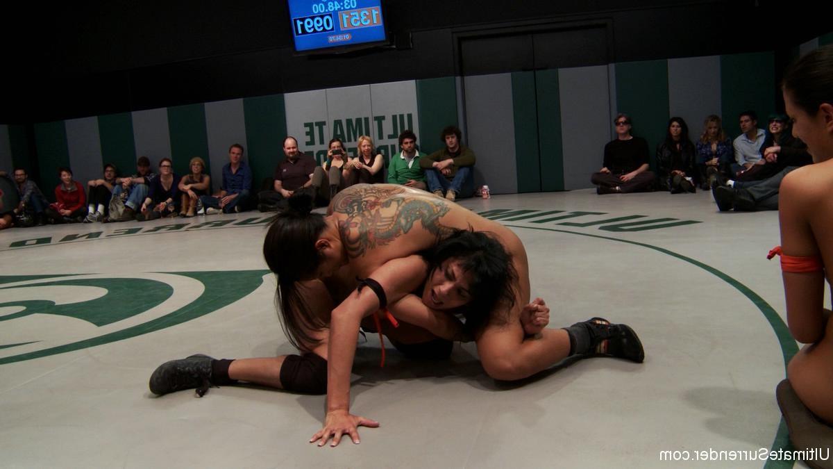 24P Real lesbian group wrestling in front of the live audience
