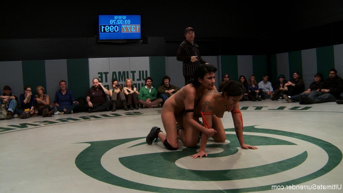24P Real lesbian group wrestling in front of the live audience