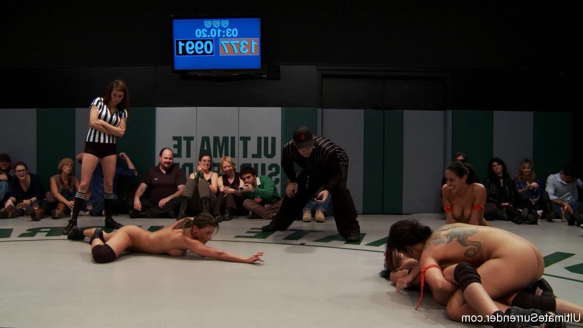 24P Real lesbian group wrestling in front of the live audience