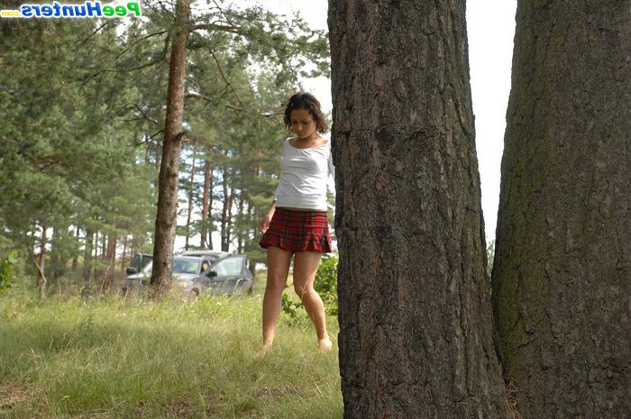 16P Cutie strips down and takes a piss in the grass