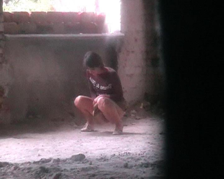 15P Jolly blondie in stockings caught doing a piss outdoors