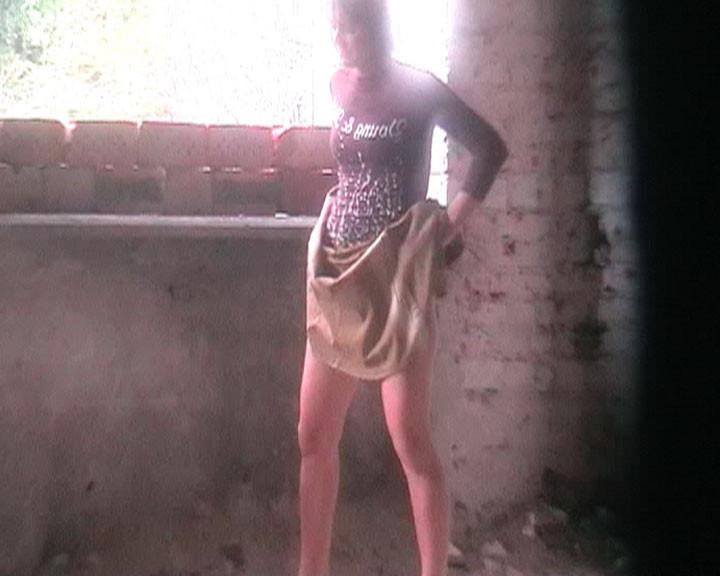 15P Jolly blondie in stockings caught doing a piss outdoors