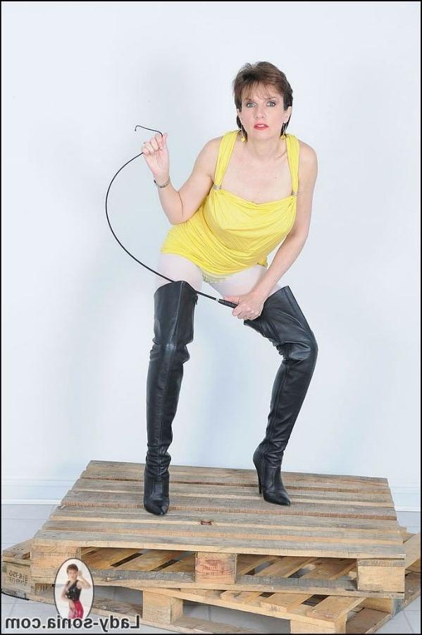 15P Lady Sonia plays with a whip while wearing high boots