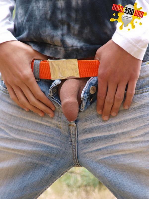 12P Junge pinkelt ausgiebig, während er draußen ist