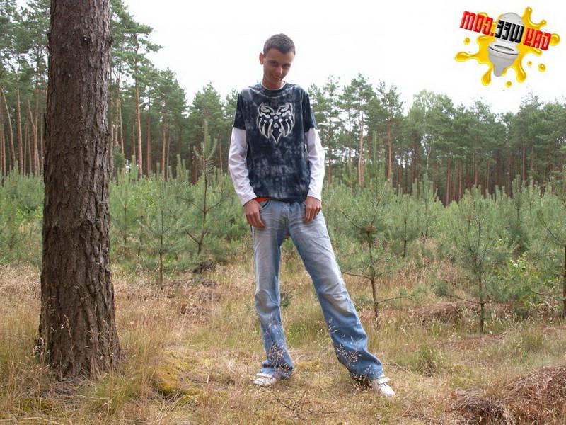 12P Junge pinkelt ausgiebig, während er draußen ist