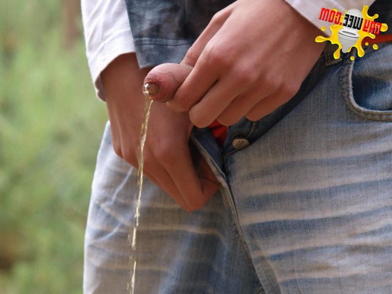 12P Junge pinkelt ausgiebig, während er draußen ist