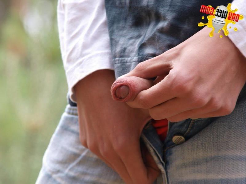 12P Junge pinkelt ausgiebig, während er draußen ist