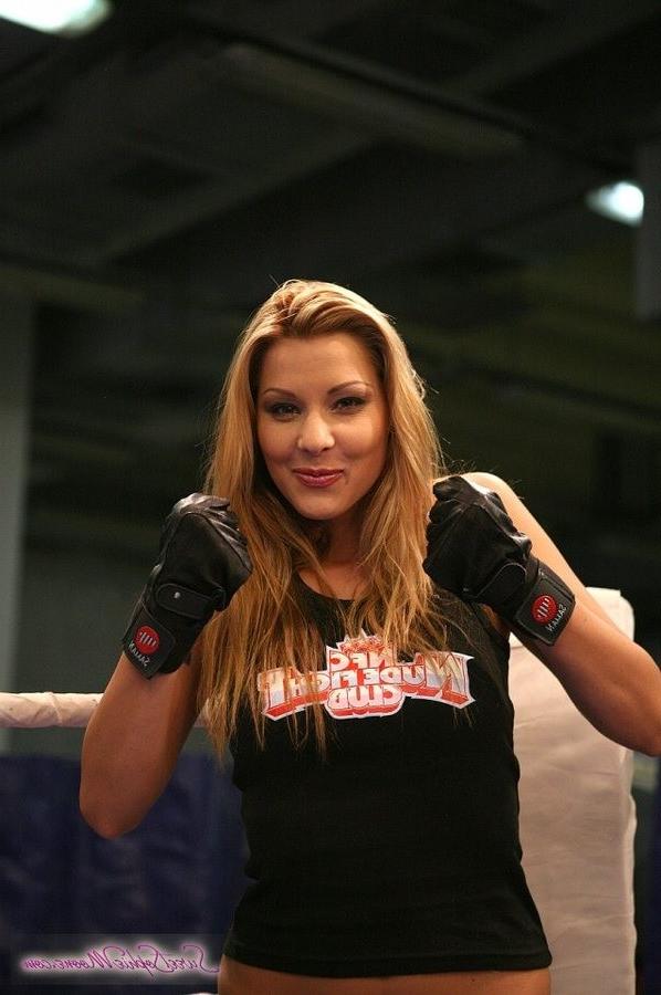 12P Beauty Sophie Moone fights another babe in a ring
