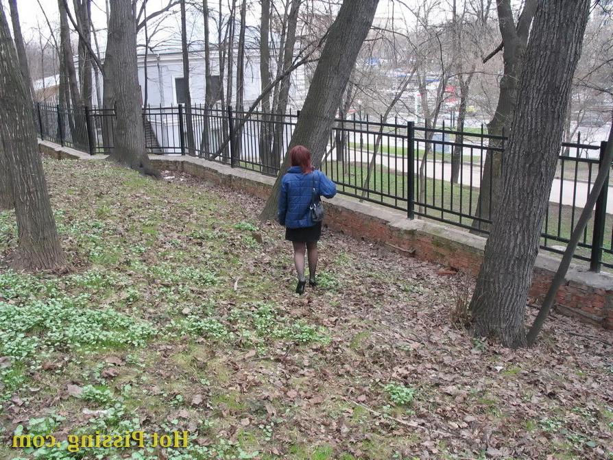 15P Girl in stockings caught on spy cam while peeing in the autumn street