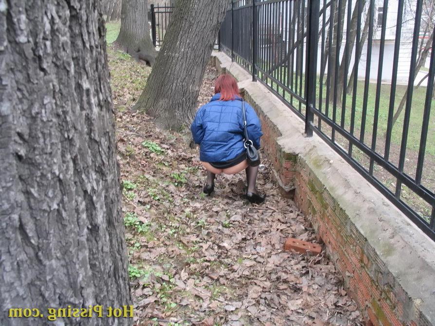 15P Girl in stockings caught on spy cam while peeing in the autumn street