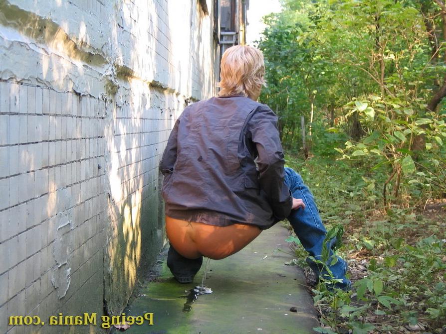 15P Unsuspecting blondie does a leak outdoors and gets caught on a cam