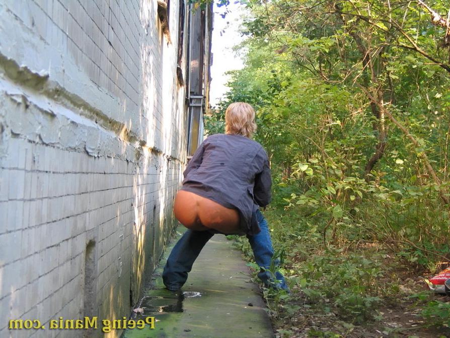 15P Unsuspecting blondie does a leak outdoors and gets caught on a cam