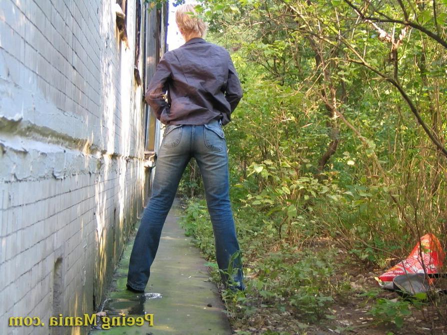 15P Unsuspecting blondie does a leak outdoors and gets caught on a cam