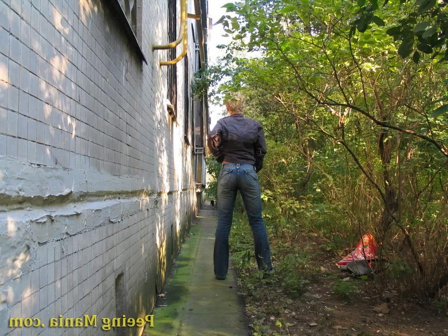 15P Unsuspecting blondie does a leak outdoors and gets caught on a cam