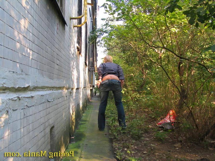 15P Unsuspecting blondie does a leak outdoors and gets caught on a cam
