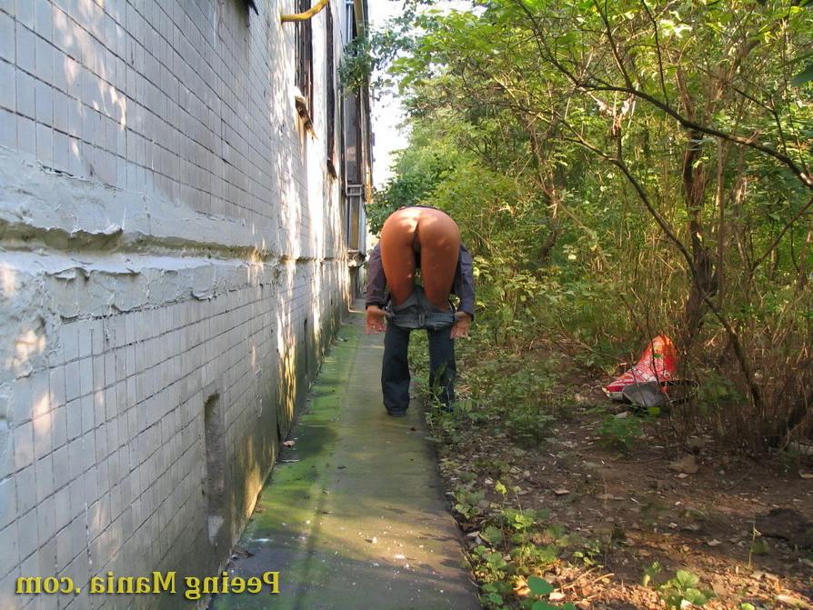 15P Unsuspecting blondie does a leak outdoors and gets caught on a cam