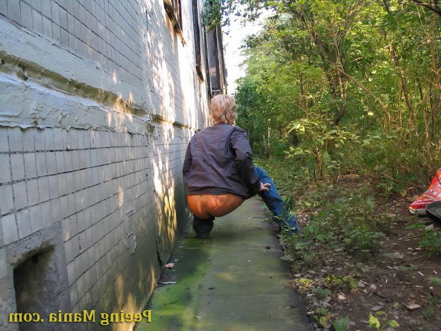 15P Unsuspecting blondie does a leak outdoors and gets caught on a cam