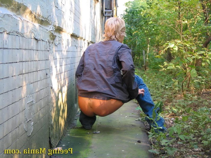 15P Unsuspecting blondie does a leak outdoors and gets caught on a cam