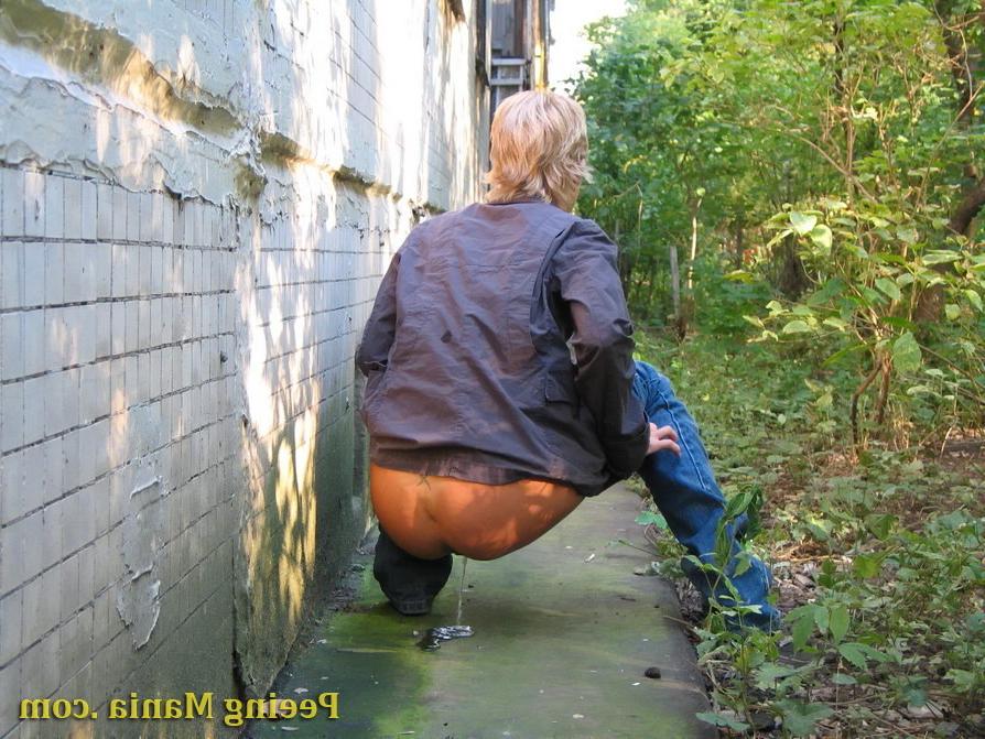 15P Unsuspecting blondie does a leak outdoors and gets caught on a cam