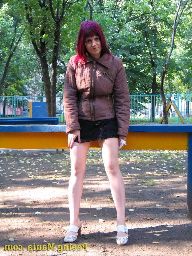 15P Cheeky girl empties her overfull bladder straight in the autumn street