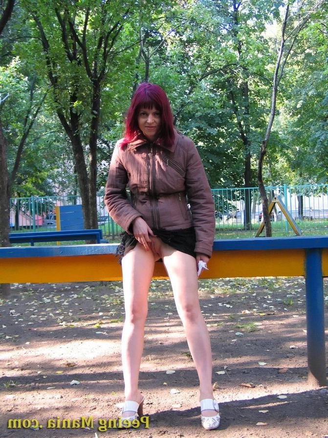 15P Cheeky girl empties her overfull bladder straight in the autumn street