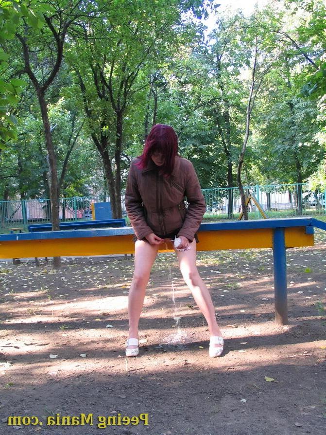 15P Cheeky girl empties her overfull bladder straight in the autumn street