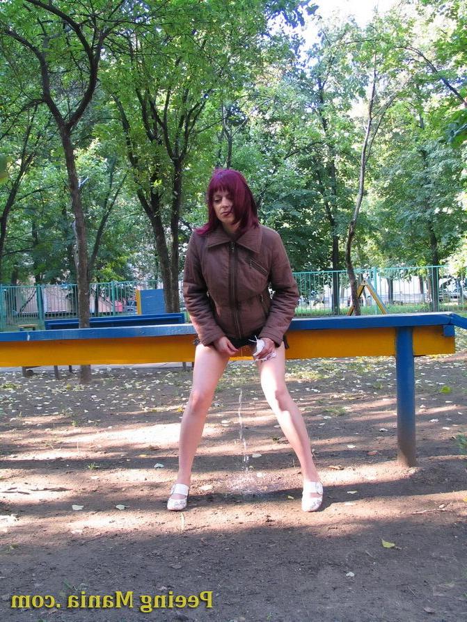 15P Cheeky girl empties her overfull bladder straight in the autumn street