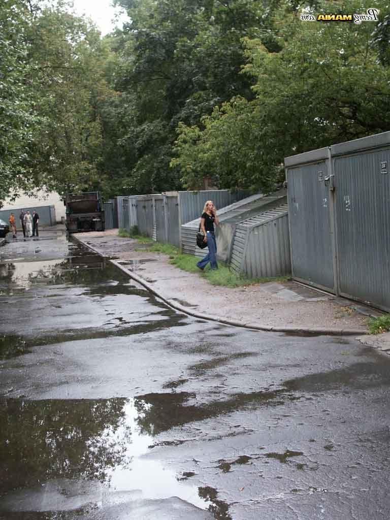 16P Girl caught on camera peeing outside