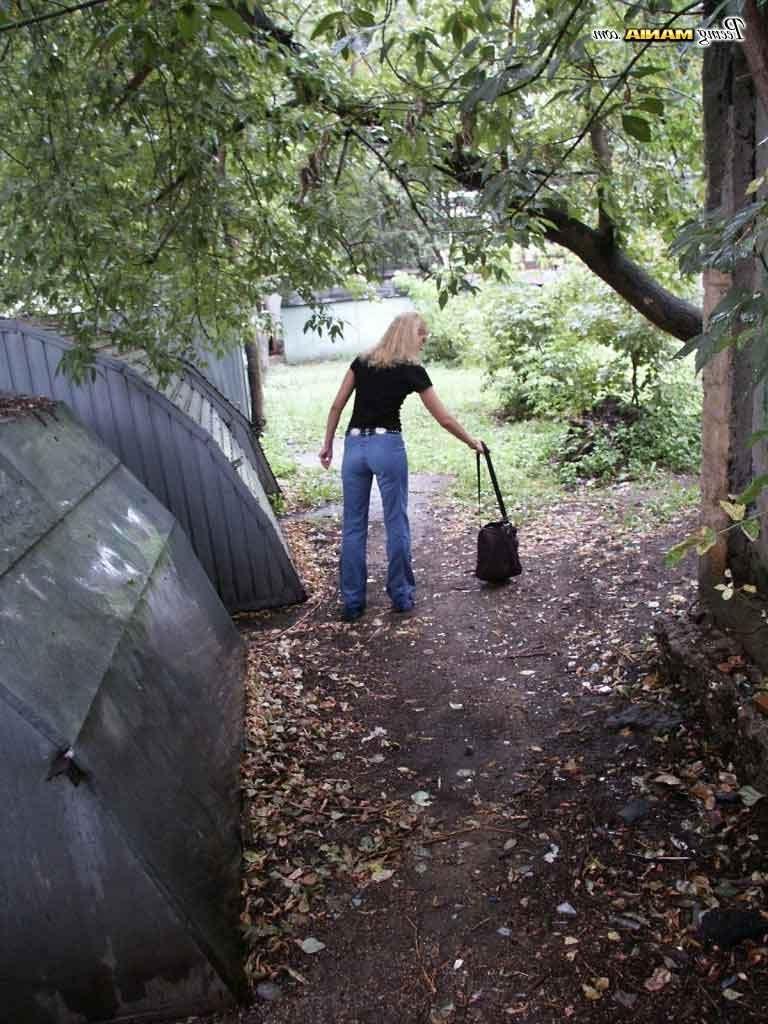 16P Girl caught on camera peeing outside