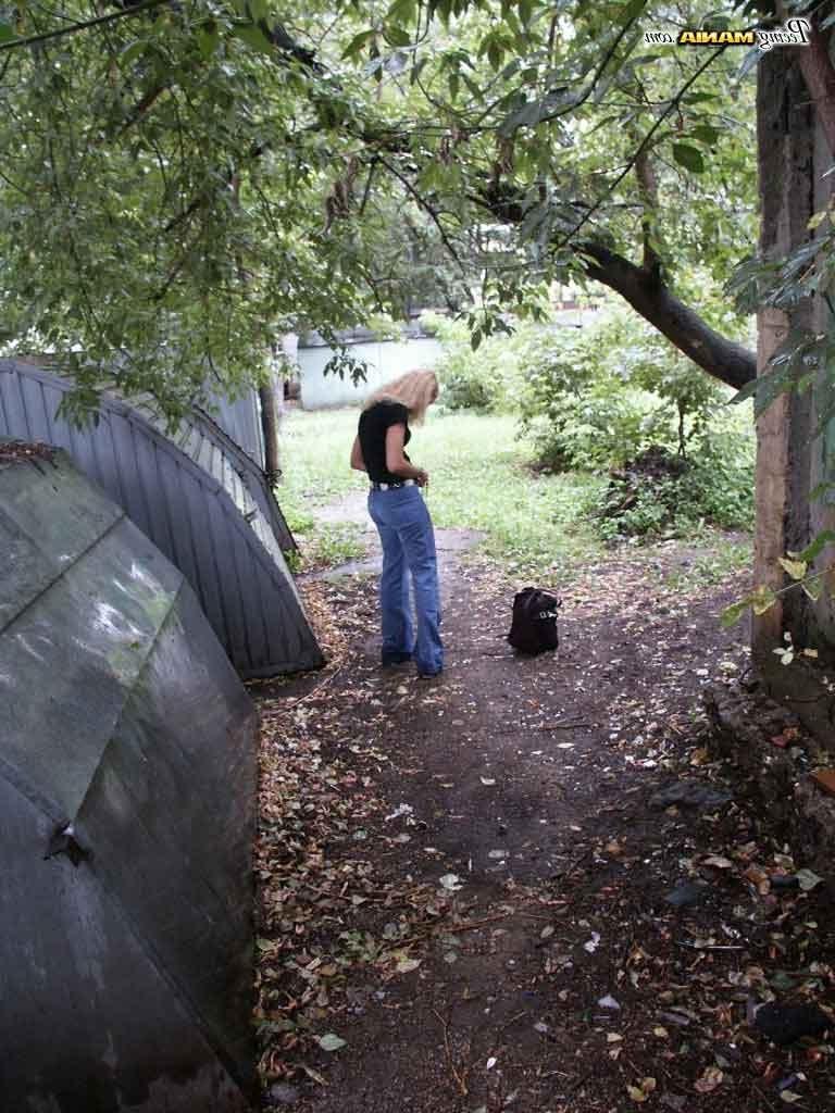 16P Girl caught on camera peeing outside