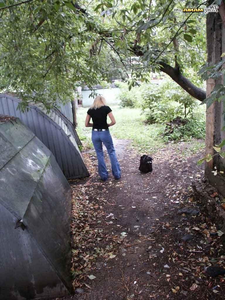 16P Girl caught on camera peeing outside