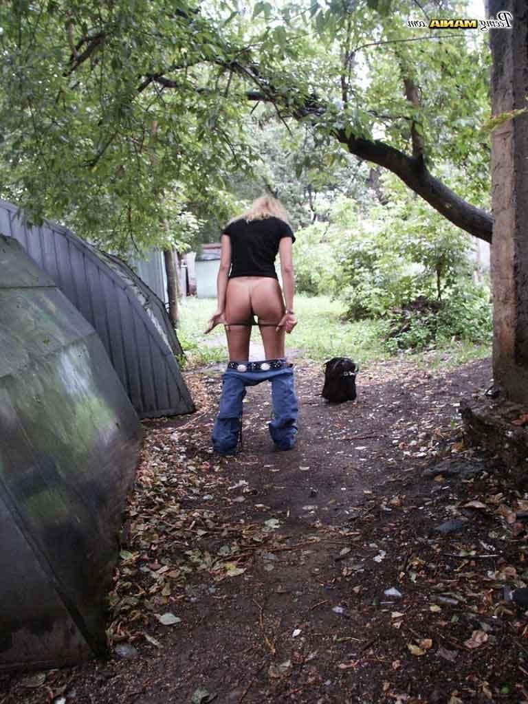16P Girl caught on camera peeing outside