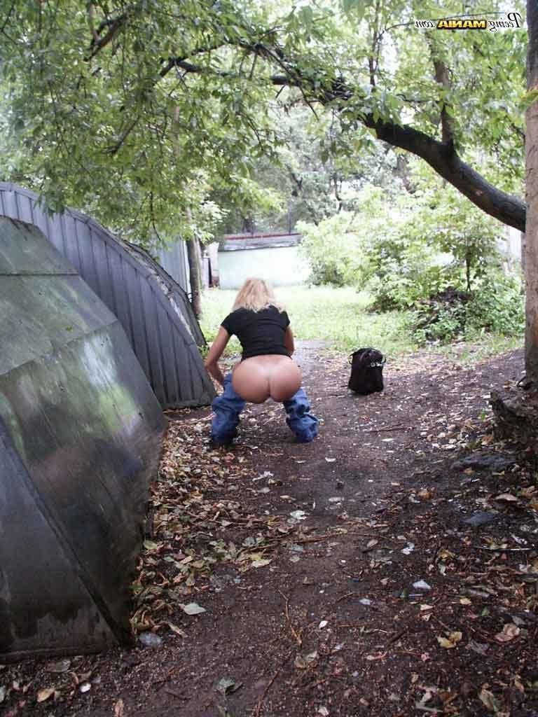 16P Girl caught on camera peeing outside