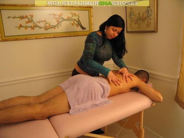 14P Naked dude gets a Thai massage for real