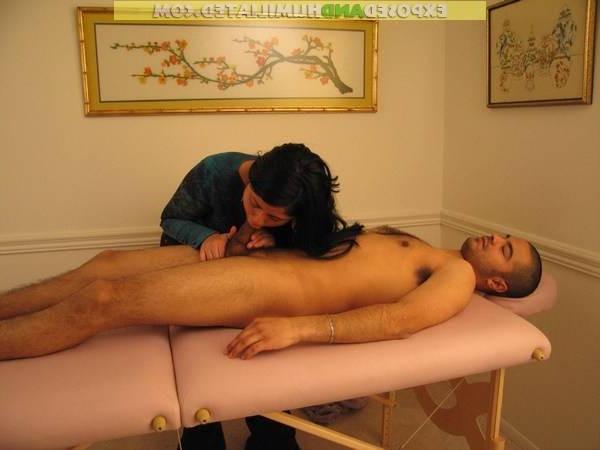 14P Naked dude gets a Thai massage for real