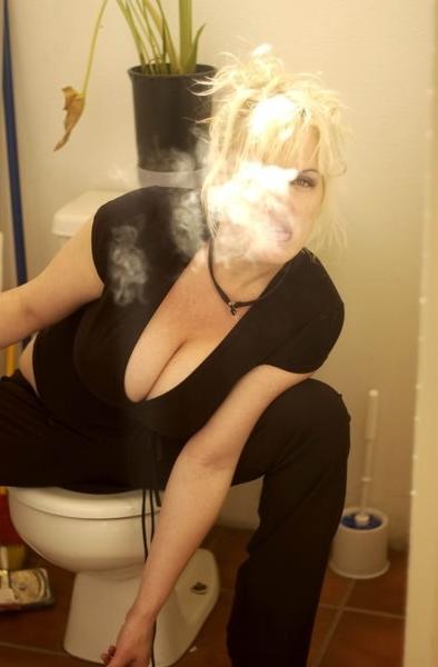 19P Chubby blonde smoking directly on john