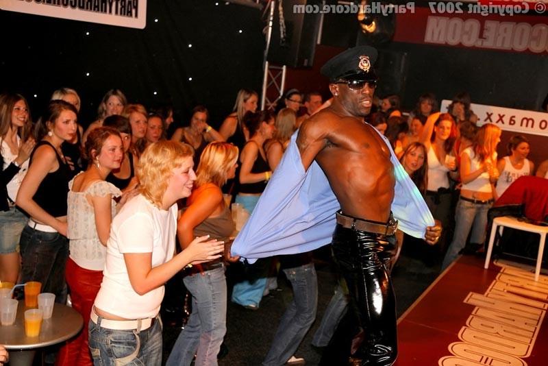 15P Crazy amateurs fucking on interracial orgy sex party
