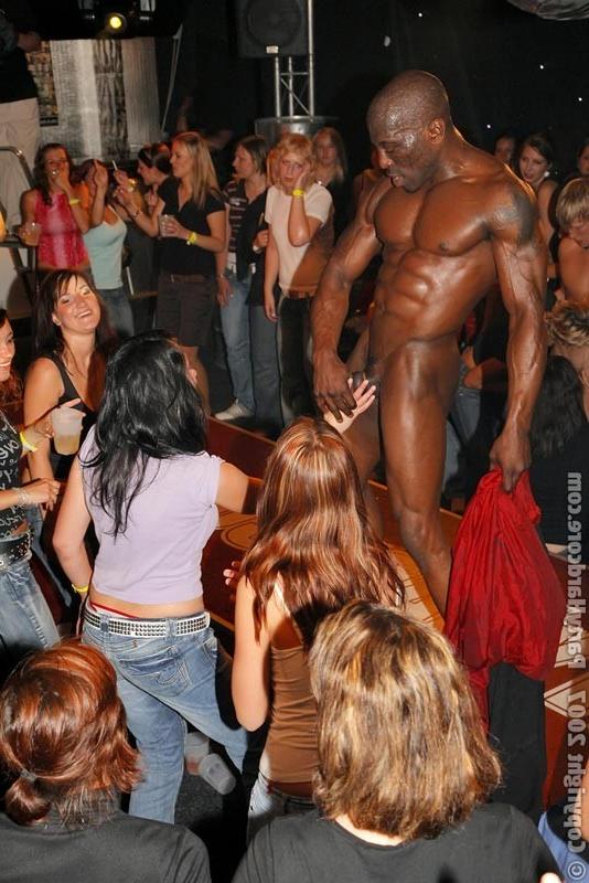 15P Crazy amateurs fucking on interracial orgy sex party