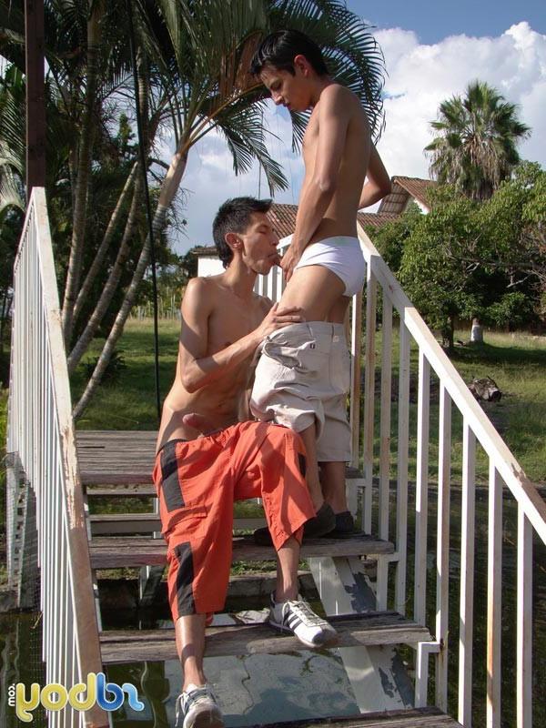 10P Latino Gay Sex In The Park