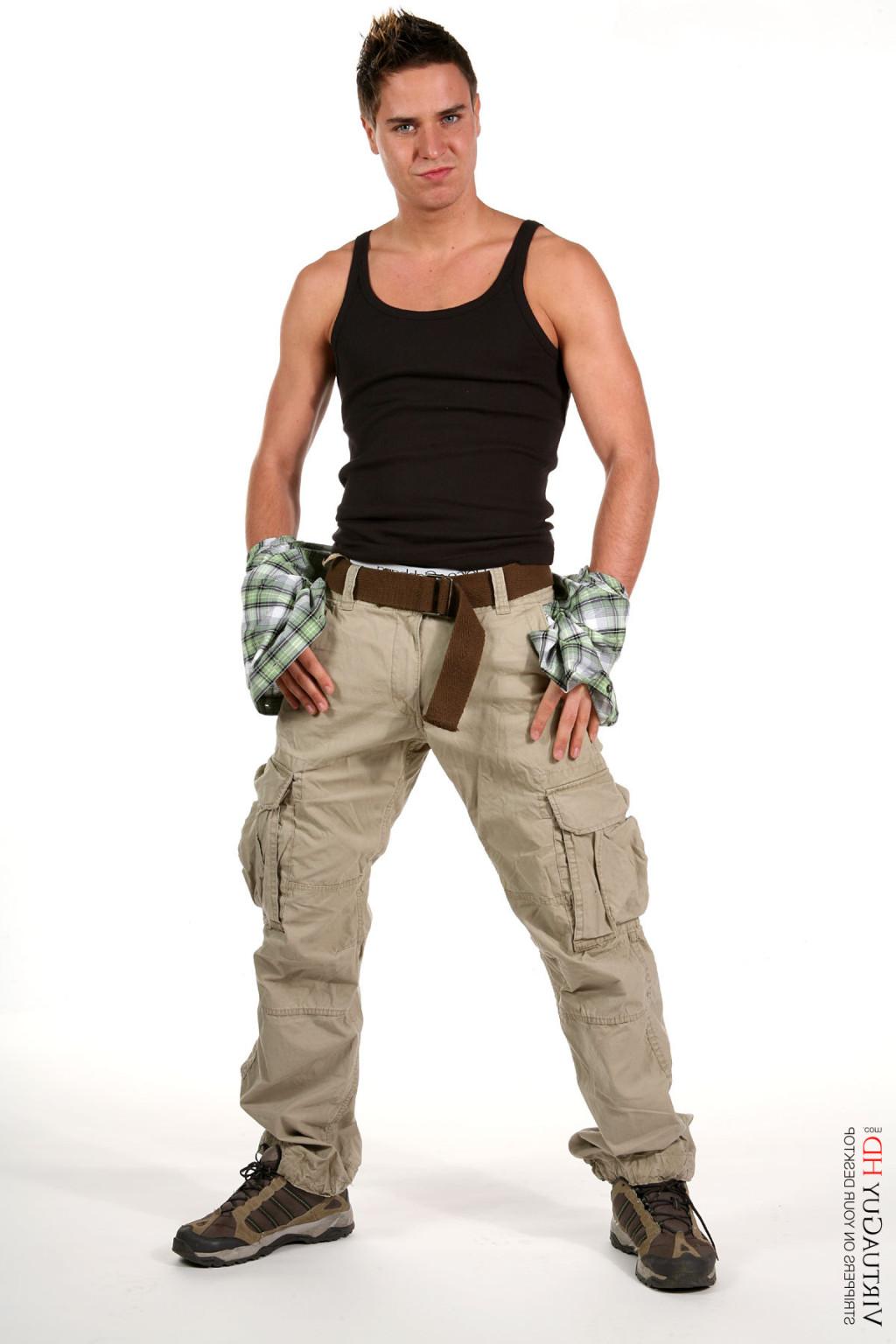 14P Stop watching pictures and get Rendy Scott stripping on your desktop