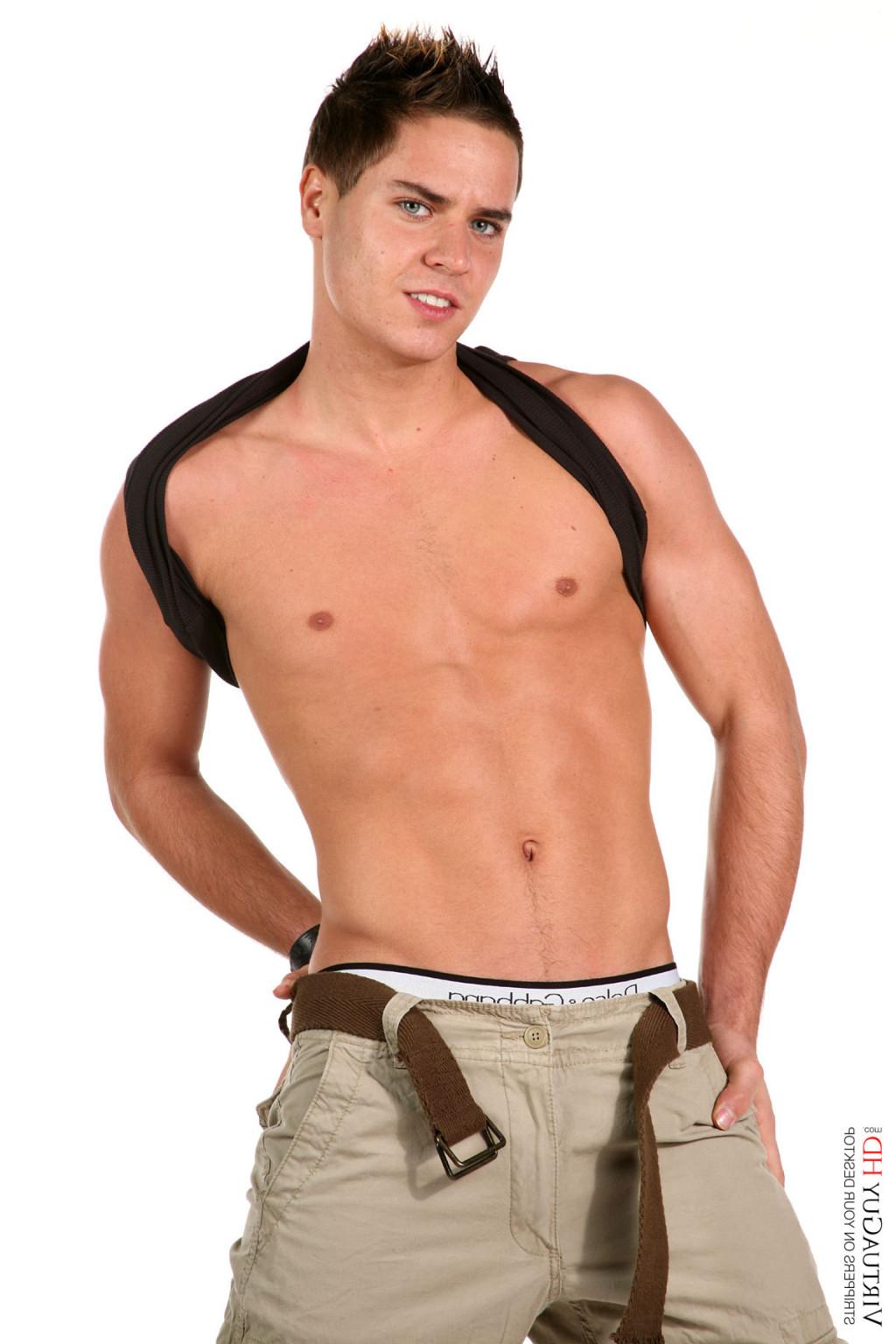 14P Stop watching pictures and get Rendy Scott stripping on your desktop