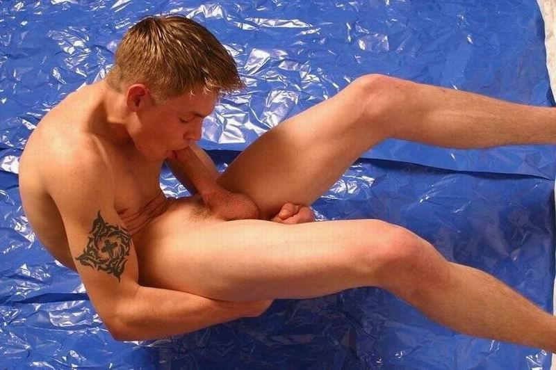 20P sweet gay giving head for himself