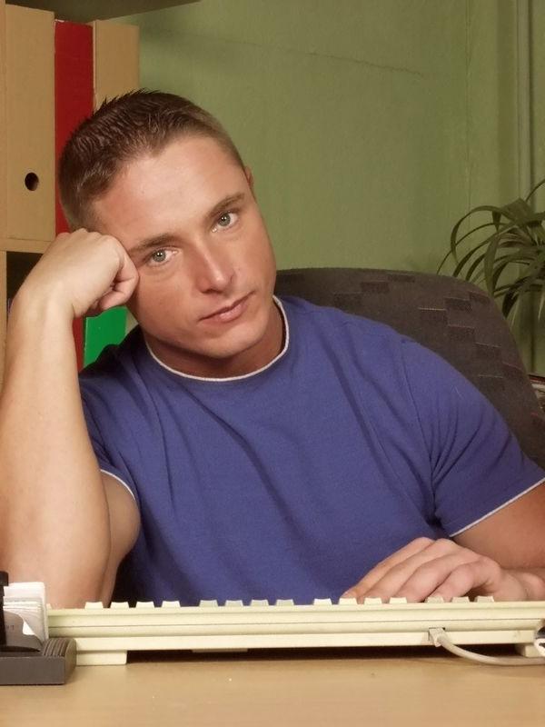 12P Hunk beugt mehr als sein Sixpack