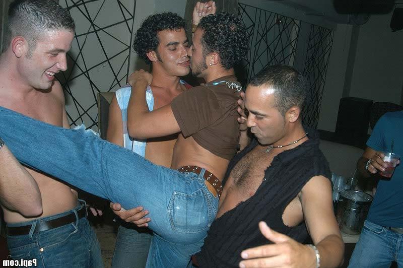 10P This papi party is crazy out of control when they start gettin naked on the danc