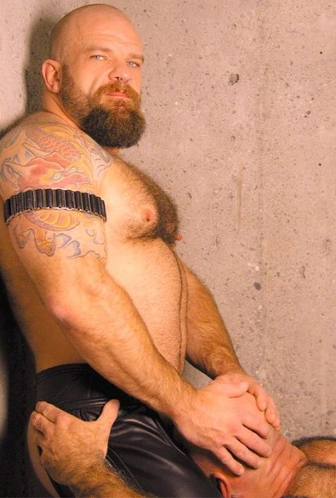 20P Two chubby mature bears in leather rimming and blowjob pleasure