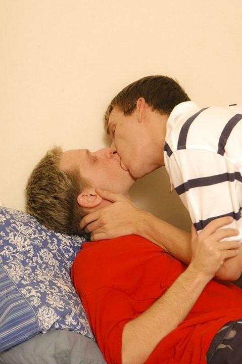 20P Two gorgeous uncut twinks kissing and sucking each others cock